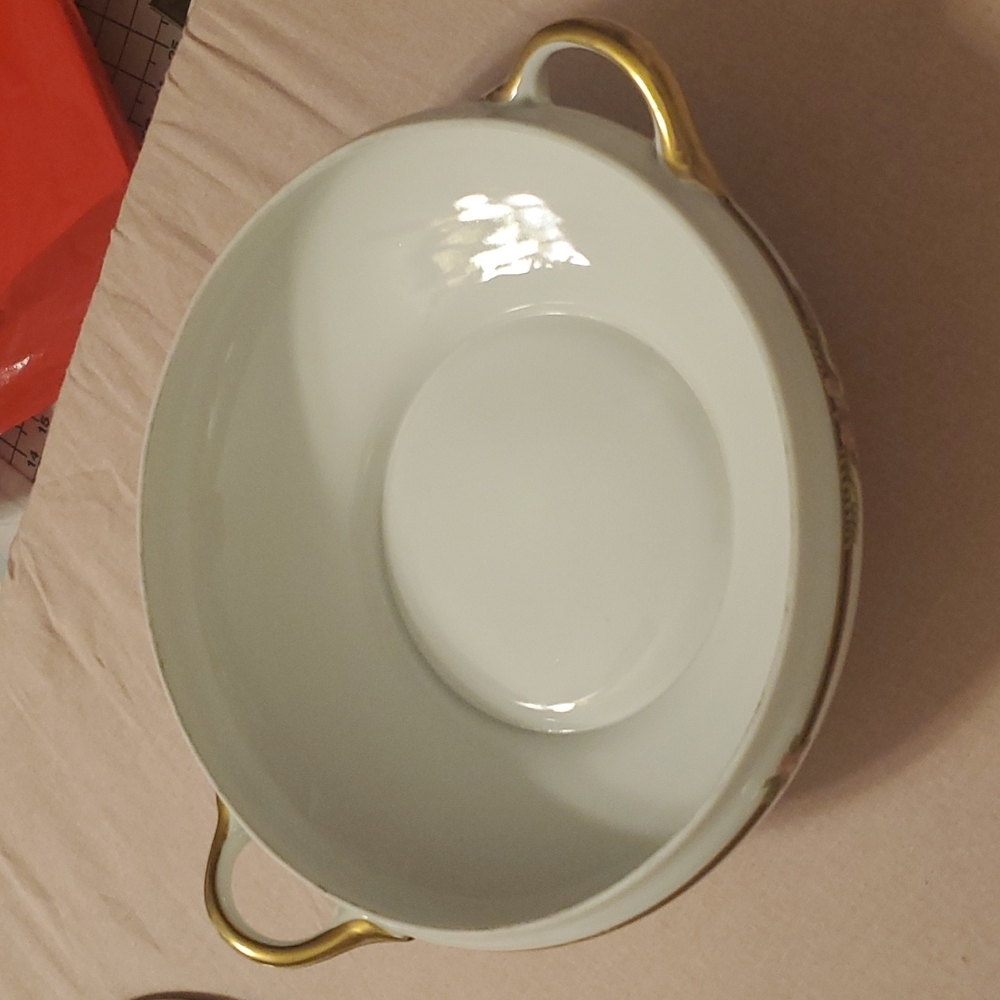 Covered vegetable dish - Picture 2 of 4